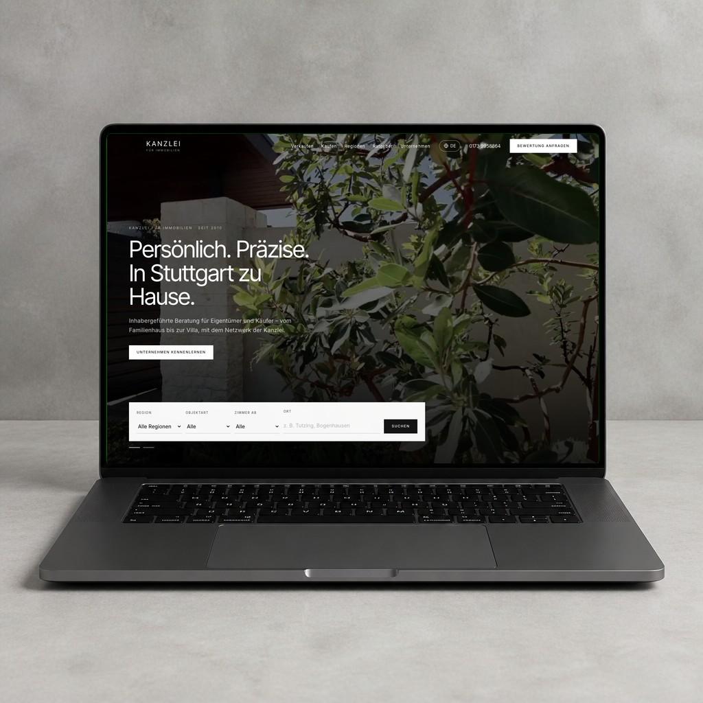 Lokale Suchergebnisse und eine Maklerwebsite nebeneinander.